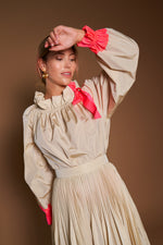 Laden Sie das Bild in den Galerie-Viewer, Taftbluse mit Ballonärmel und Schleife
