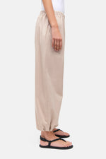 Laden Sie das Bild in den Galerie-Viewer, Ballon-Hose "BUBBLE" in Sand
