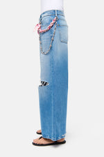 Laden Sie das Bild in den Galerie-Viewer, Jeans "PALAZZO" mit Schmuckkette
