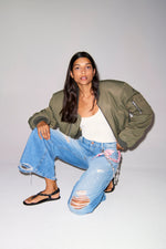 Laden Sie das Bild in den Galerie-Viewer, Jeans "PALAZZO" mit Schmuckkette
