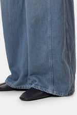Laden Sie das Bild in den Galerie-Viewer, Jeans "TORI X"
