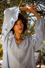 Laden Sie das Bild in den Galerie-Viewer, Bluse mit Rüschen "FRILL" in Blau
