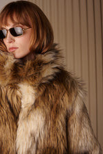 Laden Sie das Bild in den Galerie-Viewer, &quot;YETI&quot; Fake Fur Jacke
