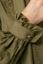 Laden Sie das Bild in den Galerie-Viewer, Bestickte Bluse "ROMANTIC"
