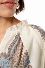 Laden Sie das Bild in den Galerie-Viewer, Bluse "CRYSTAL PAISLEY" mit Rüschen
