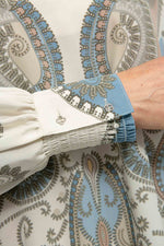 Laden Sie das Bild in den Galerie-Viewer, Seidenbluse "CRYSTAL PAISLEY"
