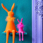 Laden Sie das Bild in den Galerie-Viewer, Kantenhocker Hase mit Federboa, orange
