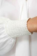 Laden Sie das Bild in den Galerie-Viewer, Schluppenbluse "SOLID SILK"
